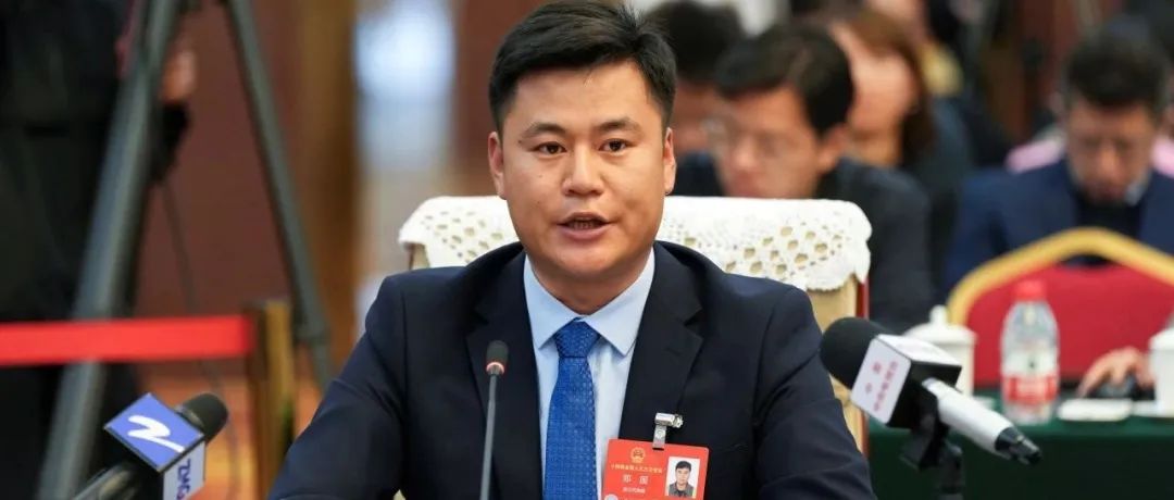 人民大会堂来了位港口“年轻人”