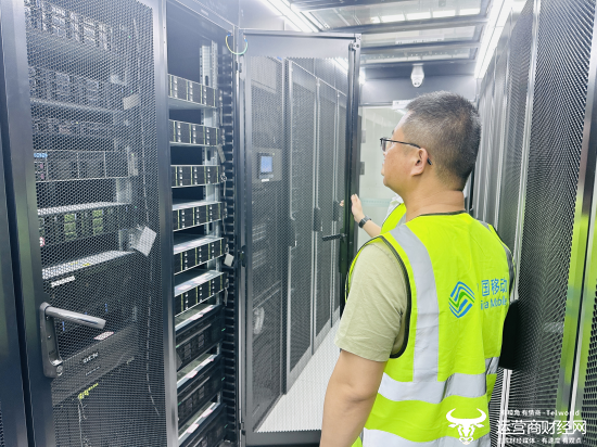 (在咸宁,光谷南智算中心已为100余家企业提供上云服务)