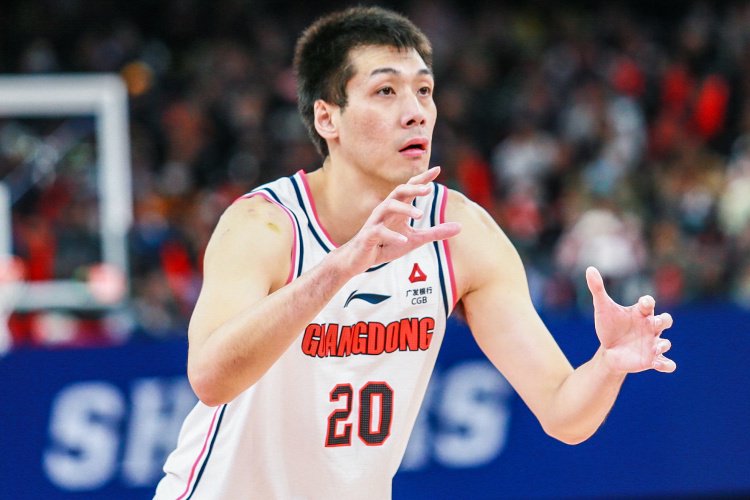 出手就有！任骏飞半场4中4&三分1中1拿到9分6板&命中压哨中投