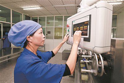 贵州万顺堂药业有限公司工作人员在生产线车床控制器上设置控制数据。 贵阳日报融媒体记者 周永 摄