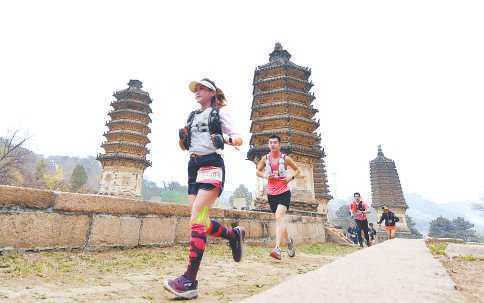 跑者在延寿越野挑战赛上穿过银山塔林。昌平区融媒体中心 供图