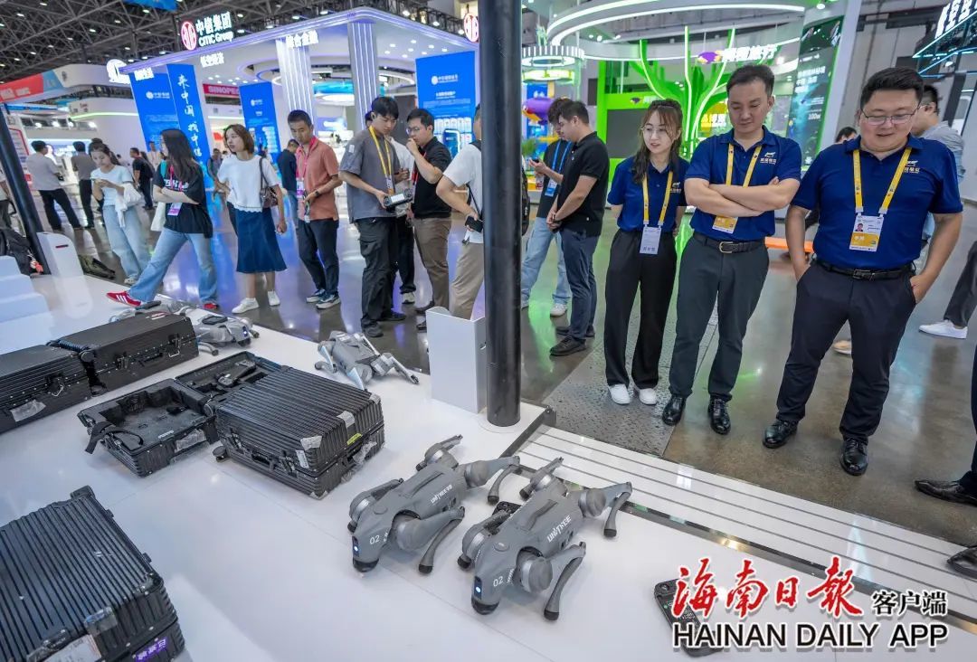 4月11日，在海南国际会展中心1号馆，宇树科技的机器狗吸引参展人员围观。海南日报全媒体记者 李天平 摄