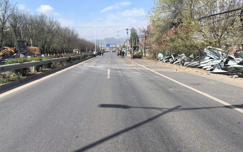 主路清理完毕,待隐患彻底消除后,恢复交通通行。北京市交通委房山公路分局供图