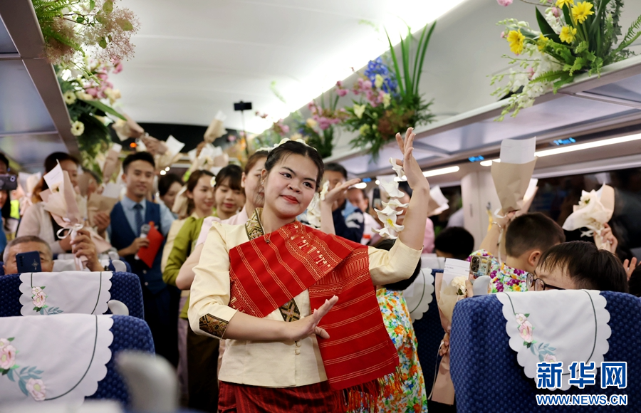 4月12日,D87次國際旅客列車上,來自昆明鐵道職業技術學院的留學生帶來舞蹈表演。新華網發(何思遠 攝)