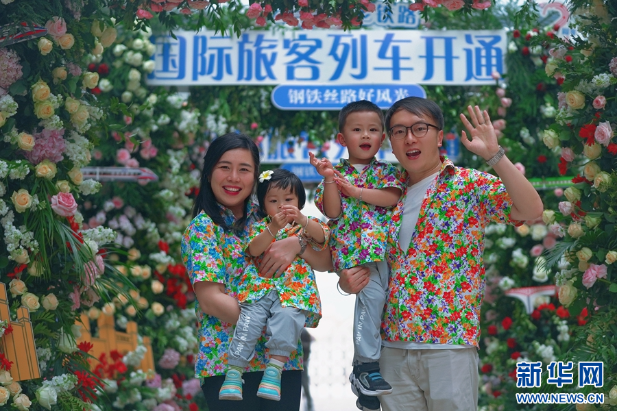 4月12日,中老鐵路磨憨站,旅客留影。新華網發(周濤 攝)