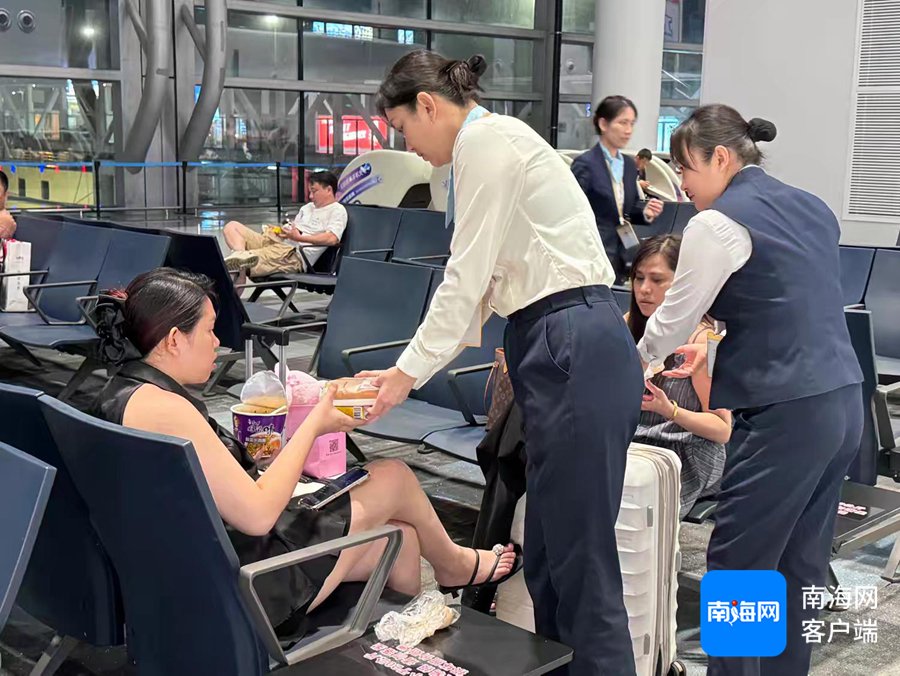 工作人员给旅客发放慰问物品。海峡股份供图