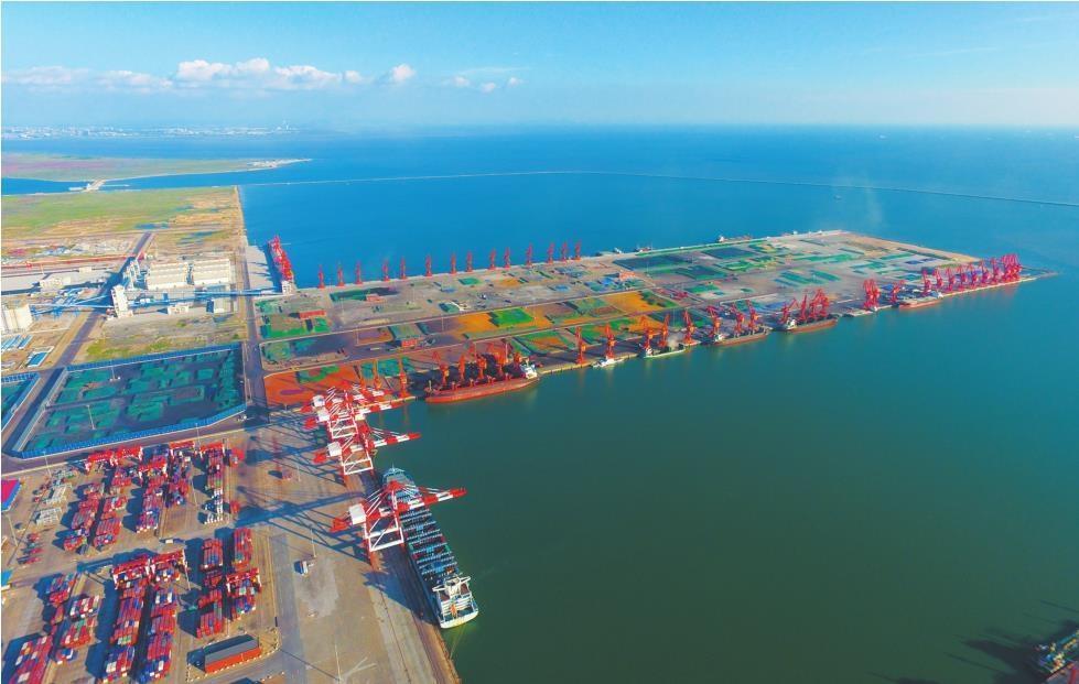 图为盘锦港集团集装箱码头和杂货码头。朱鹏威 摄