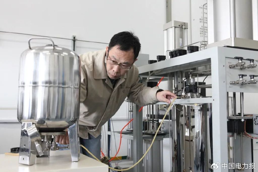 ▲朱洪斌在实验室进行标准油配制及保存。