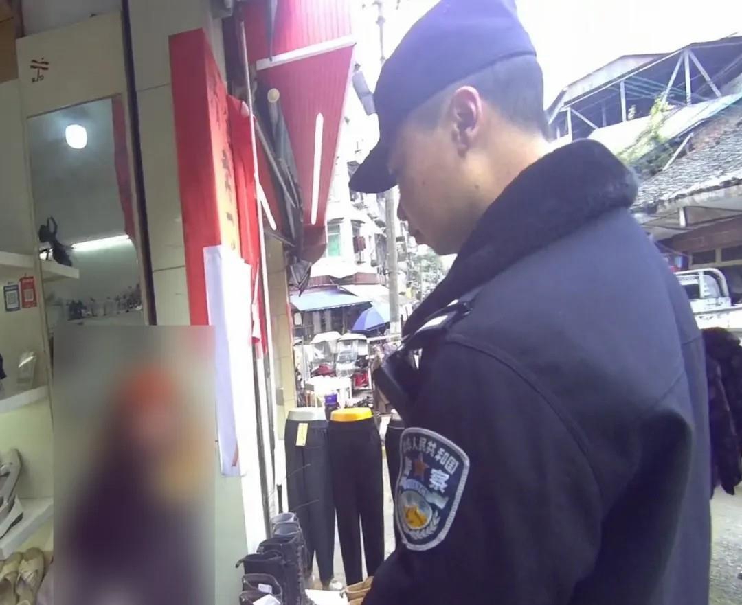 对上门劝阻的民警李女士不为所动坚称自己不会被骗却对现金用途含糊其词最终，在民警的劝阻下李女士说出实情