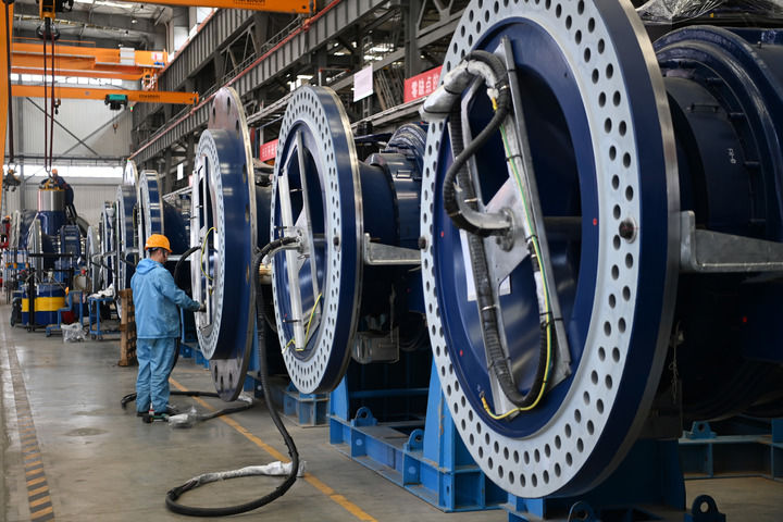 2025年3月10日,在位于酒泉经济技术开发区的甘肃明阳智慧能源有限公司总装厂,工人在车间作业。新华社记者 范培珅 摄