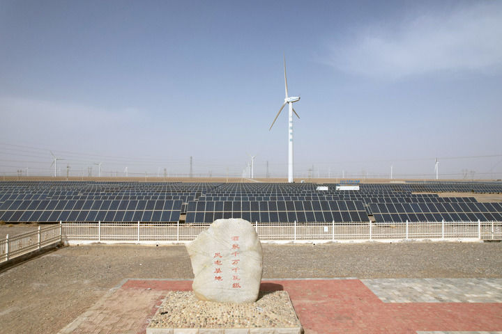 这是2025年3月9日在甘肃省玉门市境内拍摄的酒泉千万千瓦级风电基地(无人机照片)。新华社记者 张睿 摄