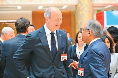 外方嘉賓在中國發展高層論壇二〇二五年年會上交流。新華社記者 李鑫攝