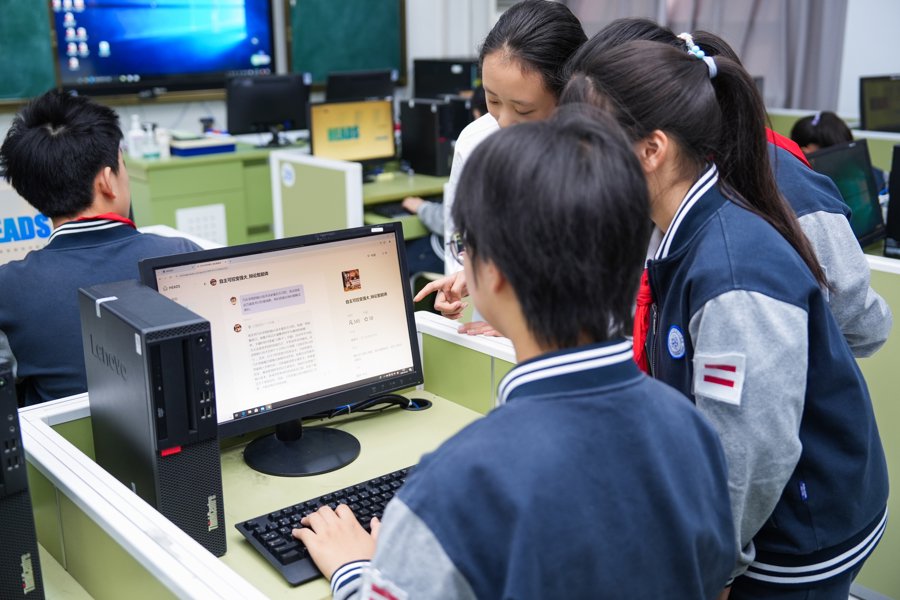 在上海市第五十二中学,学生们借助“自主可控变强大辩论智能体”,开启一场别开生面的人机辩论。