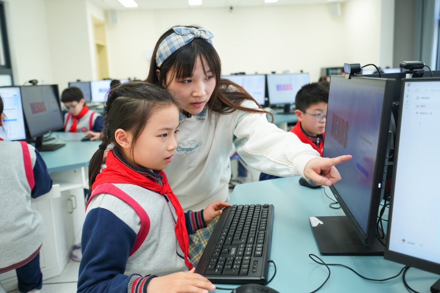 上海市虹口区第二中心小学老师在指导学生登录区HEADS平台。