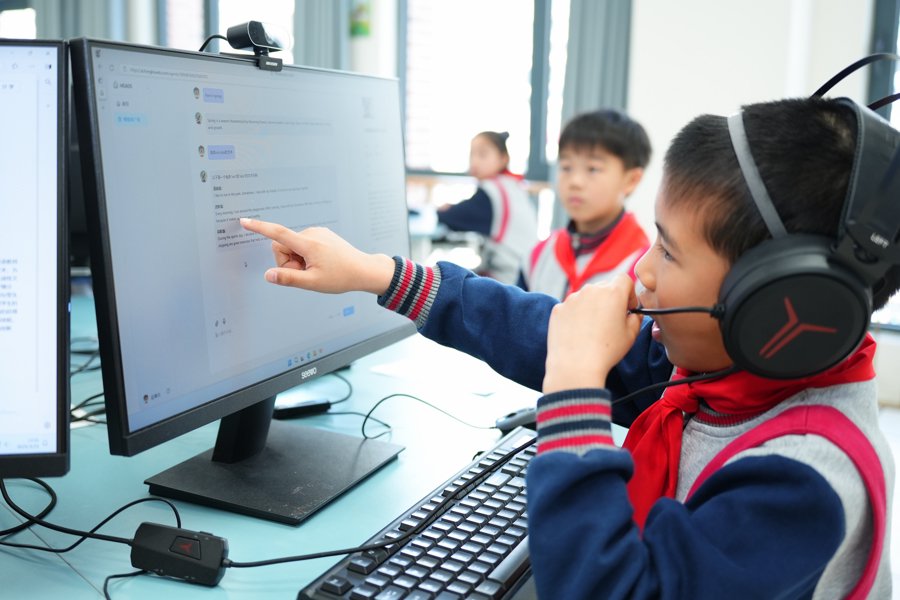 上海市虹口区第二中心小学学生利用智能体进行英语单词学习。