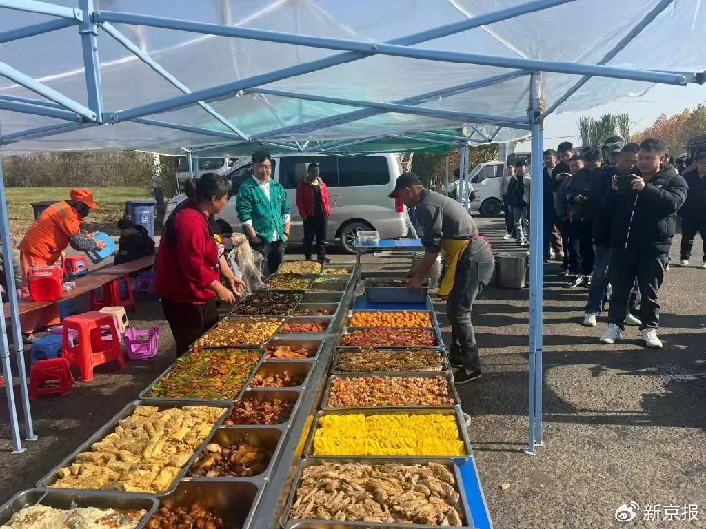 中午时分,“盒饭姐”的摊位前排起长队。受访者供图