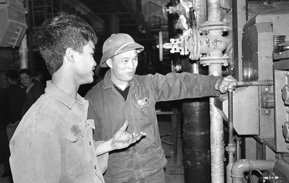 1976年,中国工程技术人员同越南工人在越南永富联合纺织厂一起工作。