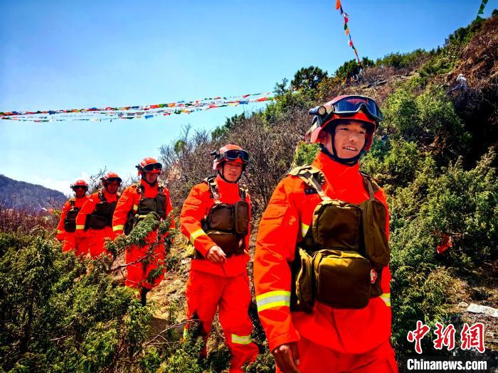 圖為西藏森林消防總隊隊員進行日常巡護工作。蔡安 攝