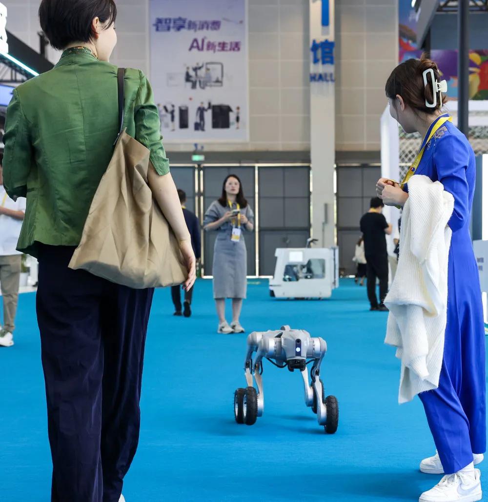 4月13日,宇树科技展示的机器狗在第五届消博会场馆内活动。新华社记者 杨冠宇 摄
