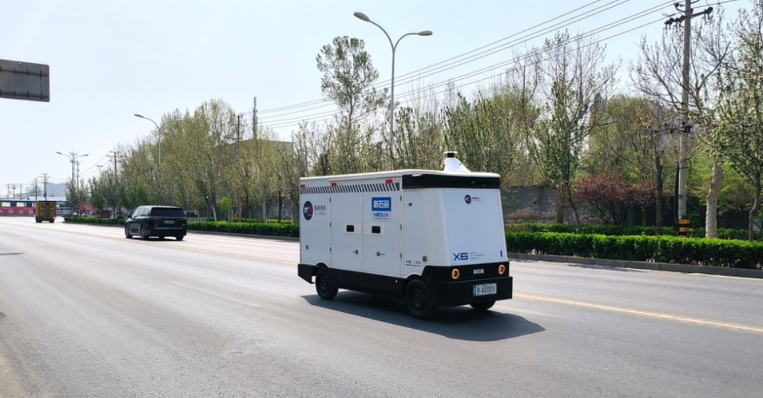 4月10日,廊坊市广阳区,无人快递车正沿规定路线在路上行驶。河北日报记者 刘 英摄
