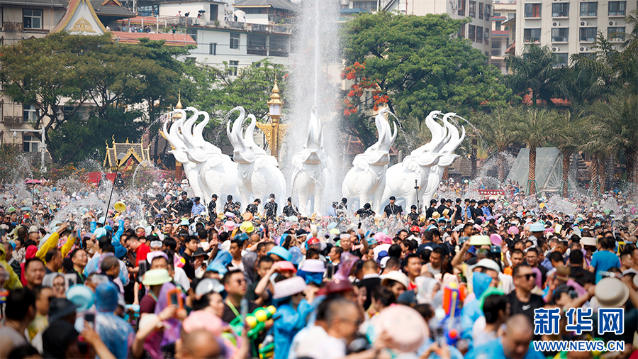 在亞洲象雕塑下,西雙版納的市民遊客歡慶潑水節(資料圖)。新華網 徐華陵 攝