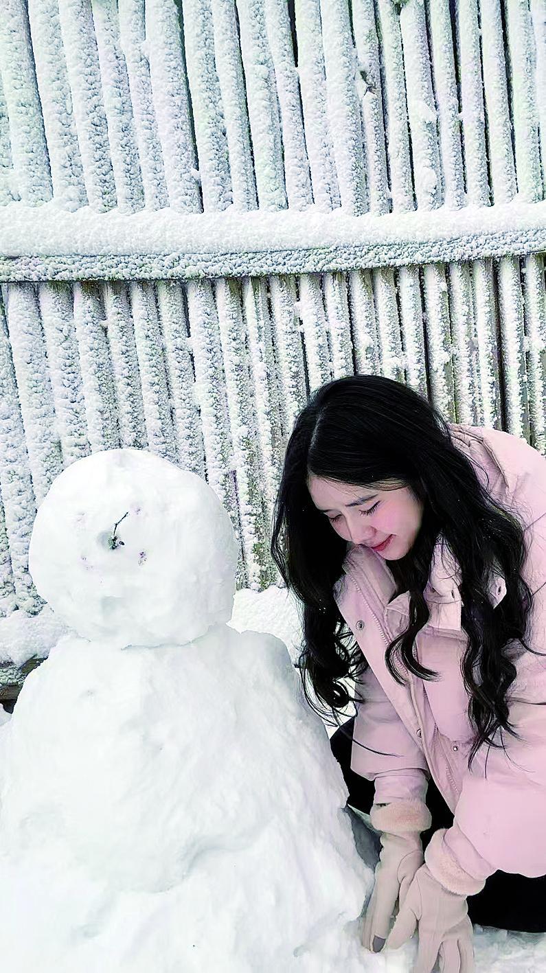 李杜明书在堆雪人