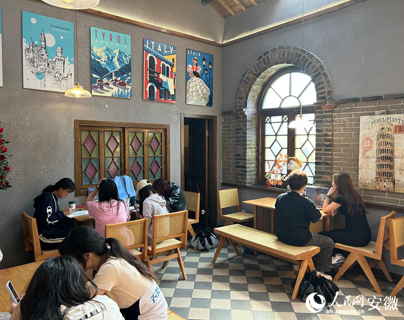 阿琳娜披薩咖啡店一隅。人民網記者 王銳攝