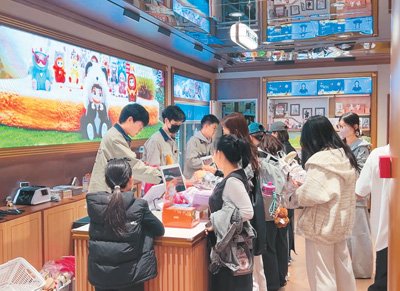 消費者在名創優品MINISO LAND北京壹號店購物。張聞迪攝
