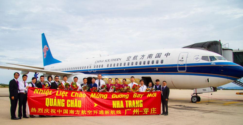 2015年6月20日,中国南航广州至越南芽庄首航成功,机组人员在抵达越南金兰国际机场后合影。