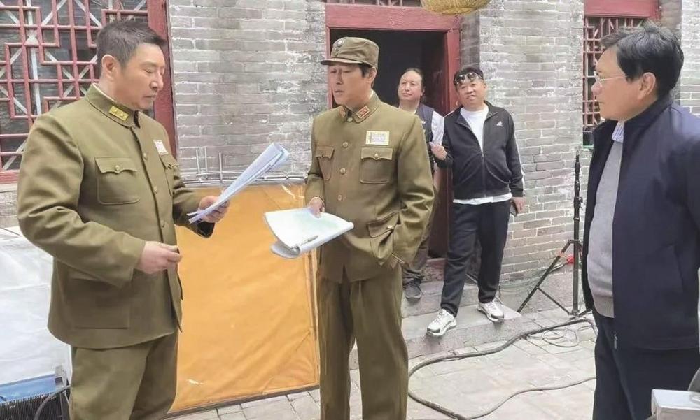 图为电影《邯郸起义》拍摄现场,左一为主演姚刚。