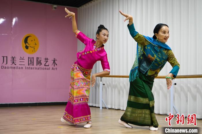 2024年8月26日,刀美蘭(右)在雲南昆明指導其孫女跳舞。李嘉嫻 攝