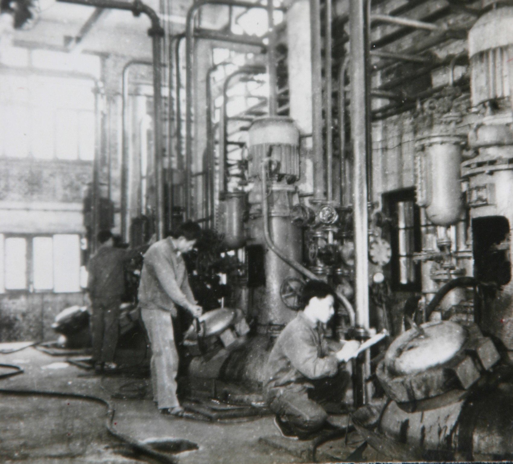 天原电化厂建厂初期繁忙的工作场景。 受访者供图