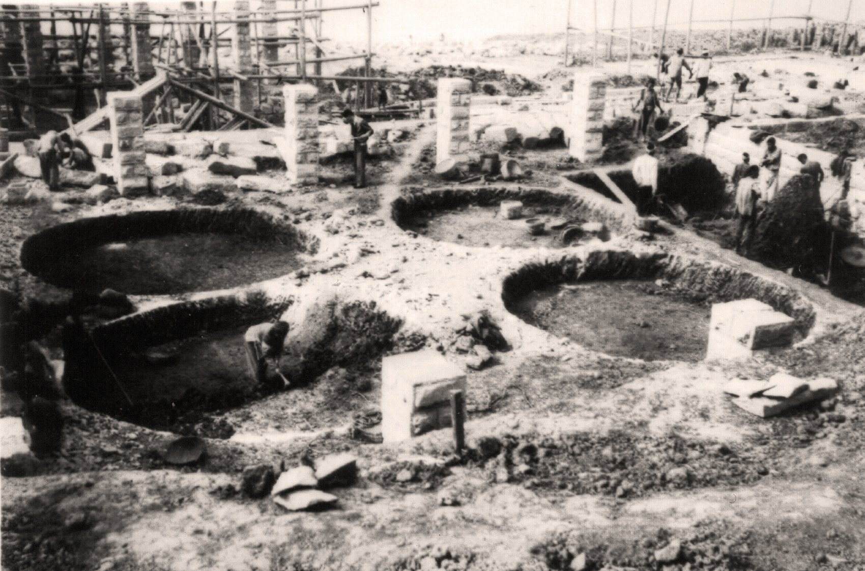 天原电化厂建厂初期繁忙的工作场景。 受访者供图