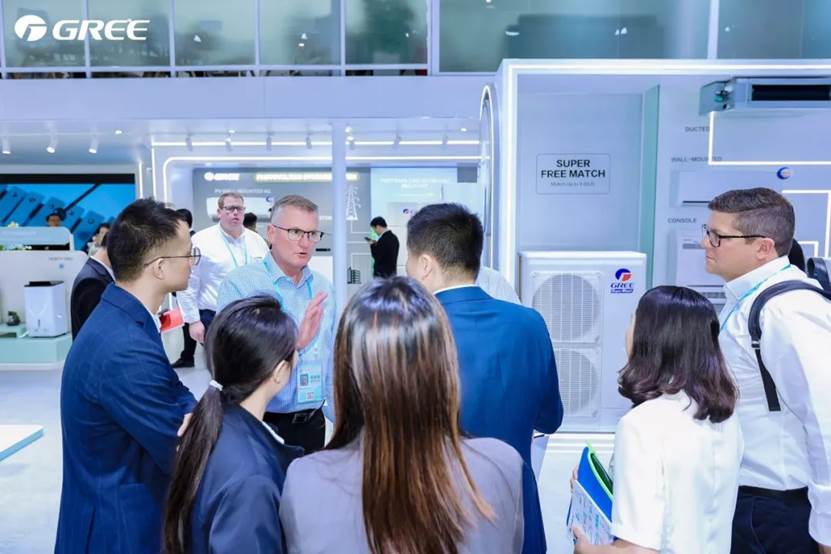 (图为格力展位上国际采购商洽谈交流)