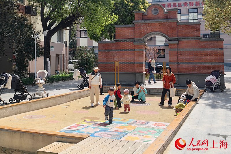 不出小區,孩子們就有了玩樂的地方。人民網記者 唐小麗攝