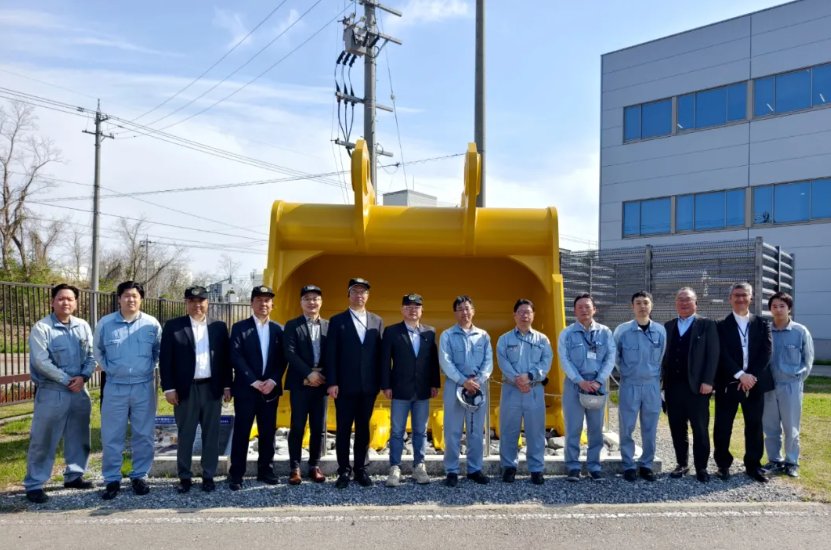代表团在小松金泽工厂