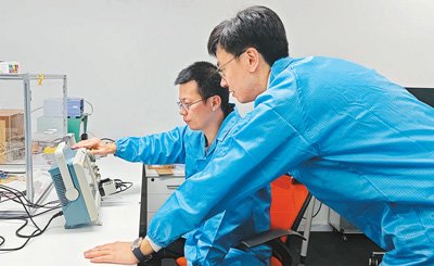 王暢(右)與團隊成員在查看測試數據。受訪者供圖
