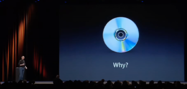 ▲ MacBook Air 发布会,乔布斯质疑光盘的意义