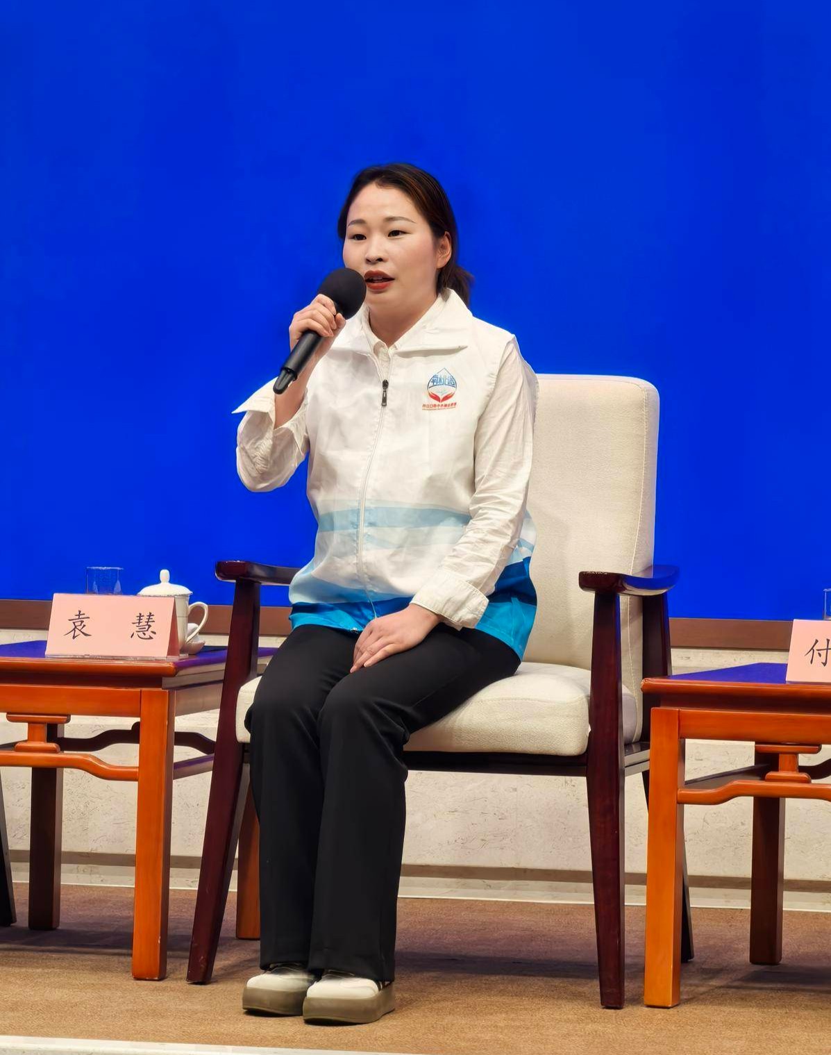 袁慧在國新辦舉行的「新徵程上的奮鬥者」中外記者見面會上發言。(丹江口市委宣傳部供圖)