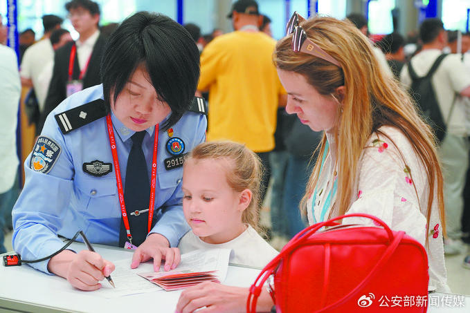 4月15日,广州出入境边防检查总站天河边检站民警帮助一对俄罗斯母女填写办证申请表。梁乘嘉 摄