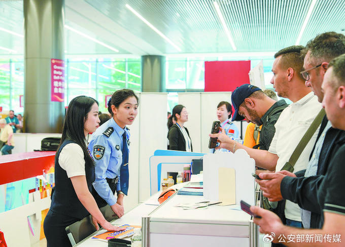 4月15日,广州出入境边防检查总站天河边检站民警进驻展馆,提供接报警、求助指引等服务。林辉 摄