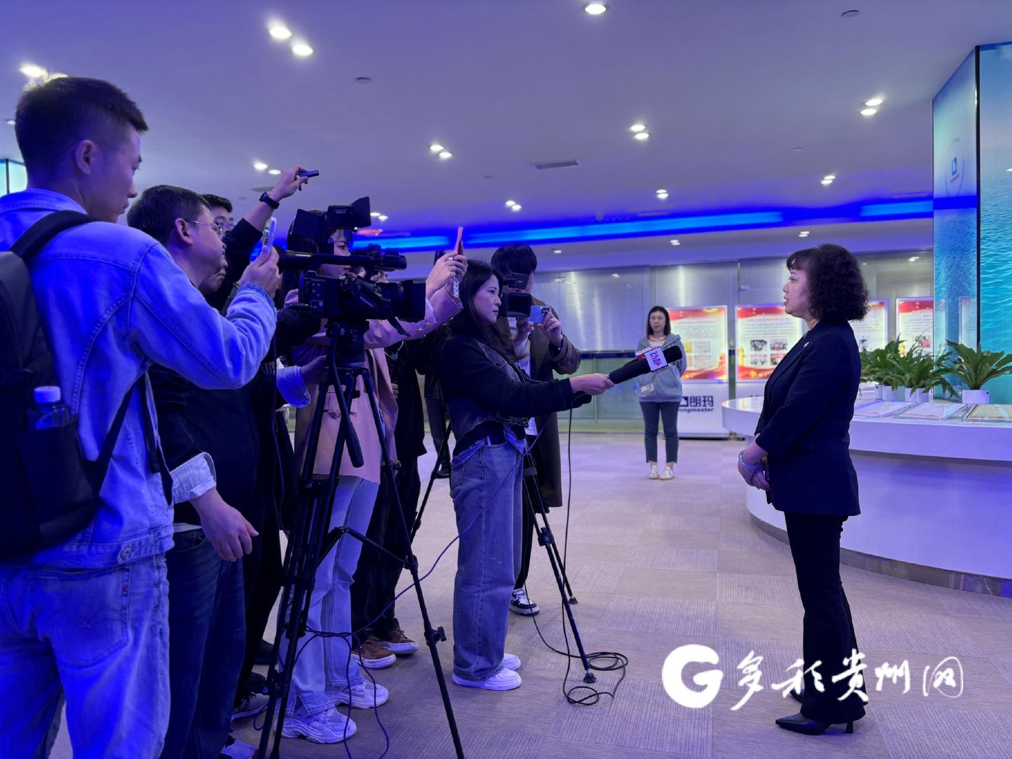 2024年中国互联网百强发布会上,王春接受媒体采访