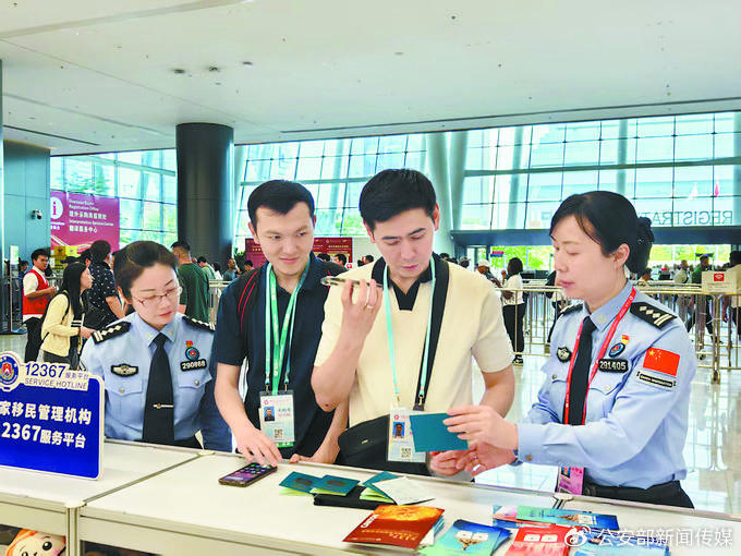 4月15日,广州出入境边防检查总站天河边检站民警为哈萨克斯坦参展客商讲解出入境政策。古宏 摄