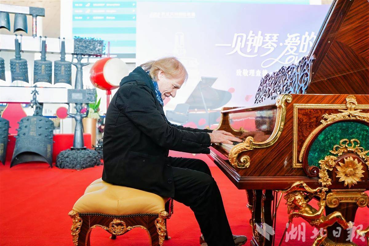 2024年12月31日,李察·克雷德曼在天河機場「一見鍾琴」音樂會現場演奏(賀立軍供圖)