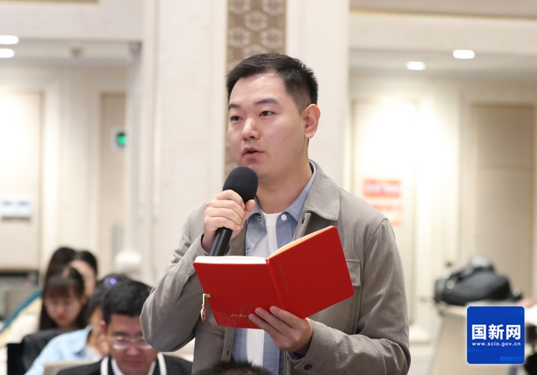 國新辦發佈會現場,人民網記者提問。劉健 攝