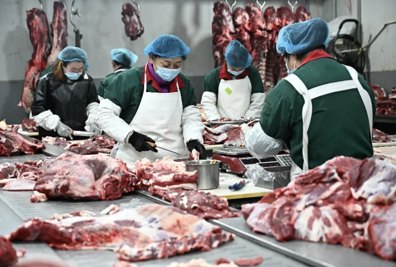 工人在低温冷库中对牛肉加工,有效保证了牛肉的口感。|图片来源:拍摄 武六红