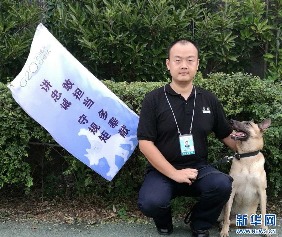 2016年,训导员宋春晖与警犬明拉缘合影(资料图)。新华网发(保山市公安局供图)