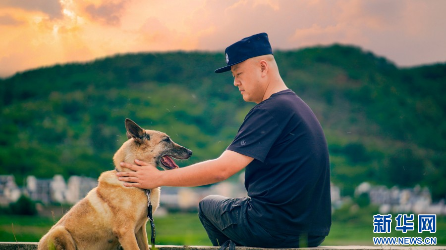 训导员宋春晖与警犬明拉缘最后的合影(资料图)。新华网发(保山市公安局供图)