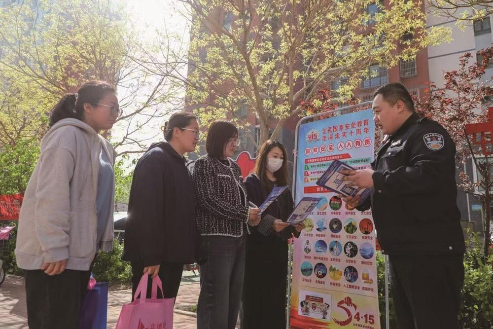 图为派出所民警向社区居民讲解国家安全知识。 唐筱婷 摄