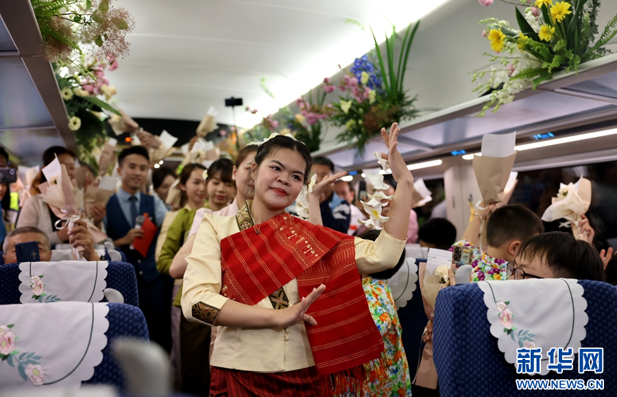 4月12日,D87次國際旅客列車上,來自昆明鐵道職業技術學院的留學生帶來舞蹈表演。新華網發(何思遠 攝)